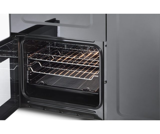 De ovens linksonder is multifunctioneel en beschikt over een inhoud van 53 liter