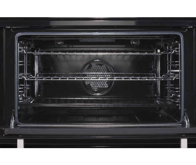 Foto van de ruime multifunctionele oven in de Boretti VP96ZW DF. Deze heeft een inhoud van 89 liter en een energieklasse A label