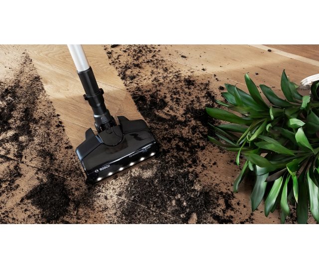 Bosch BBS712A DynamicPower Brush zuigmond reinigt houten vloer met vuil