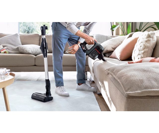 Bosch BBS712A DynamicPower Brush in gebruik door man op sofa