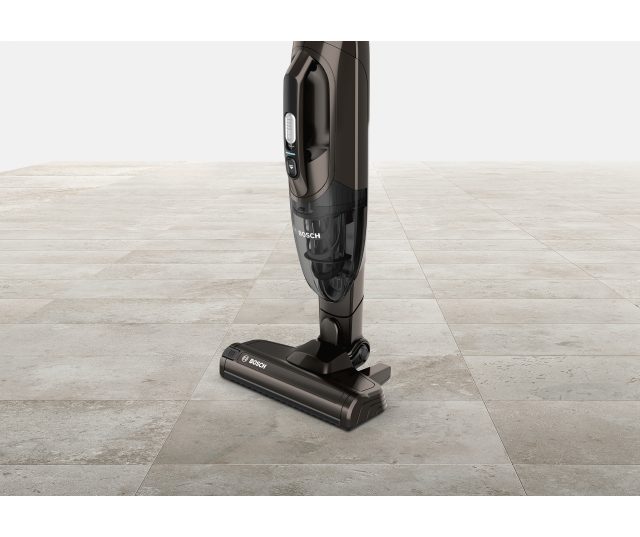 Bosch BCHF2MX16 stofzuiger grondkop in gebruik op lichte houten planken vloer