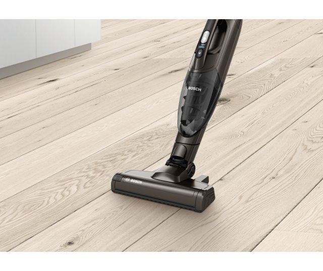 Bosch BCHF2MX16 stofzuiger grondkop en steel detail op houten vloer in werking