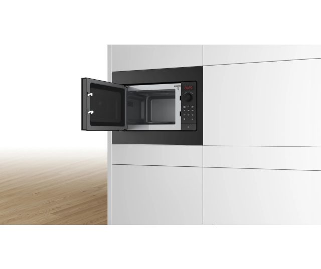 Bosch BFL523MB4 zwarte inbouw magnetron met een 800 Watt vermogen