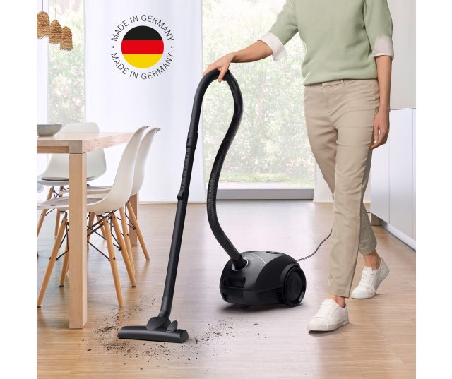 Bosch BGDS2BAL stofzuiger in gebruik op houten vloer met Made in Germany badge zichtbaar