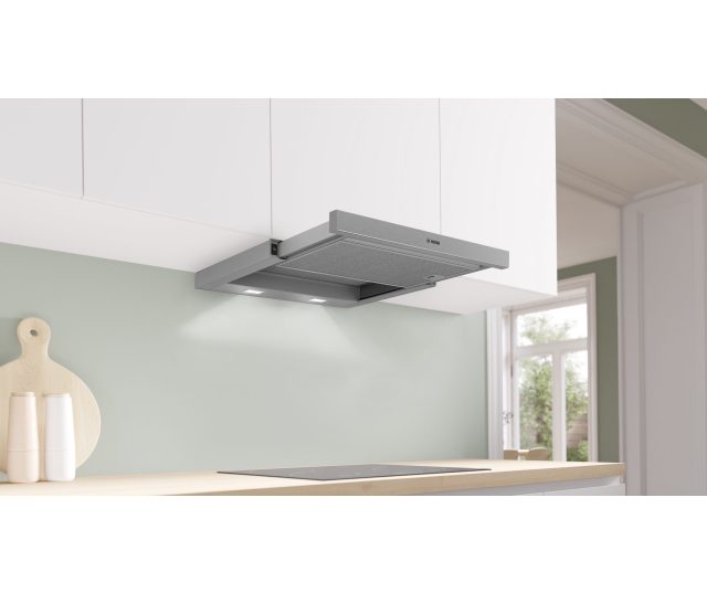 Bosch DFM064W55 afzuigkap geïnstalleerd onder keukenkast in keukenomgeving