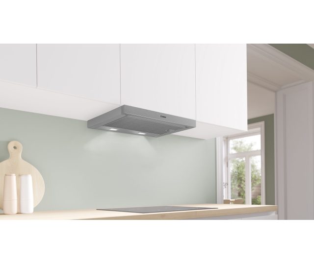Bosch DFM064W55 afzuigkap onder keukenkast gesloten stand zijzicht