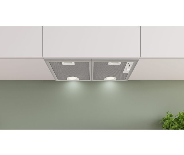 Bosch DHL555BM afzuikap frontaanzicht in groene keuken met ingebouwde verlichting