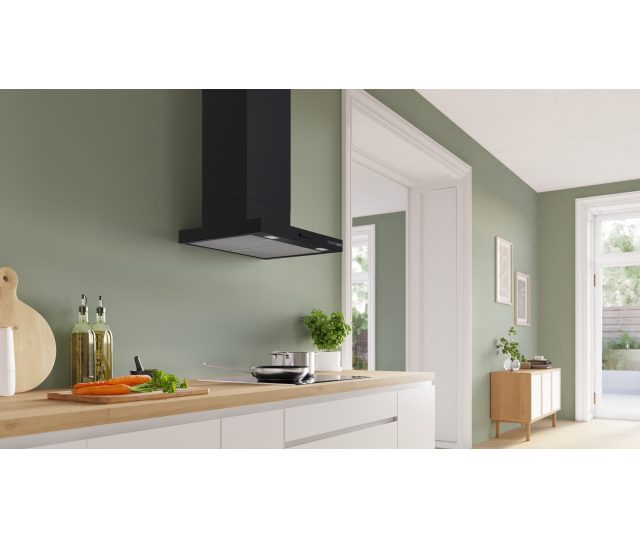 Bosch DWB65CC60 afzuigkap zwart geïnstalleerd boven kookplaat in moderne keuken