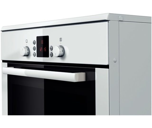 De oven van het Bosch HCE748223 fornuis wit heeft een inhoud van 67 liter
