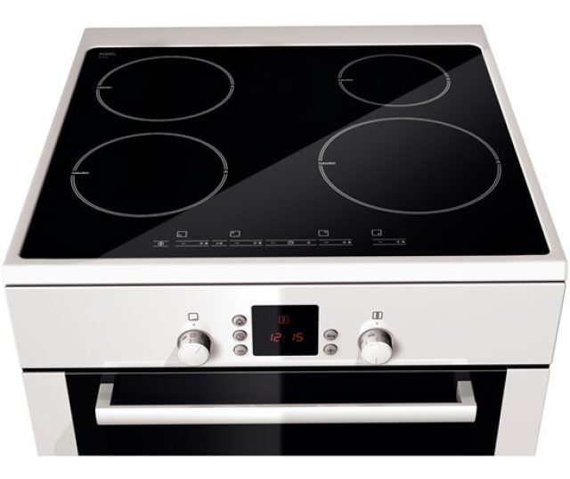 Het Bosch HCE748223 fornuis wit is voorzien van een inductiekookplaat met 4 pitten