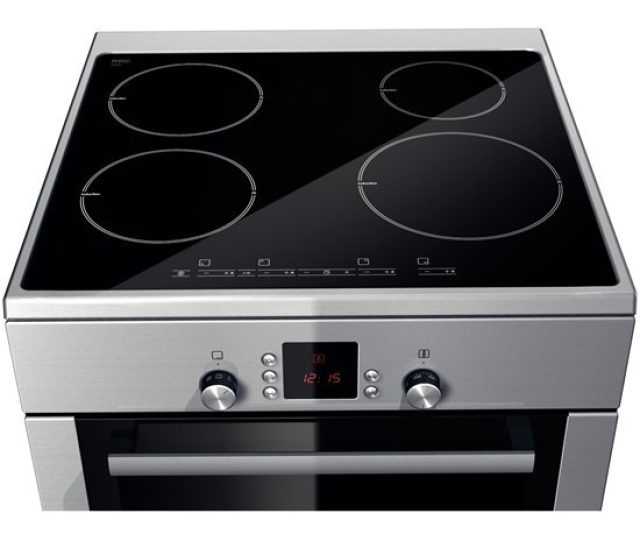 Het Bosch HCE748453 fornuis RVS is voorzien van een inductiekookplaat met 4 pitten