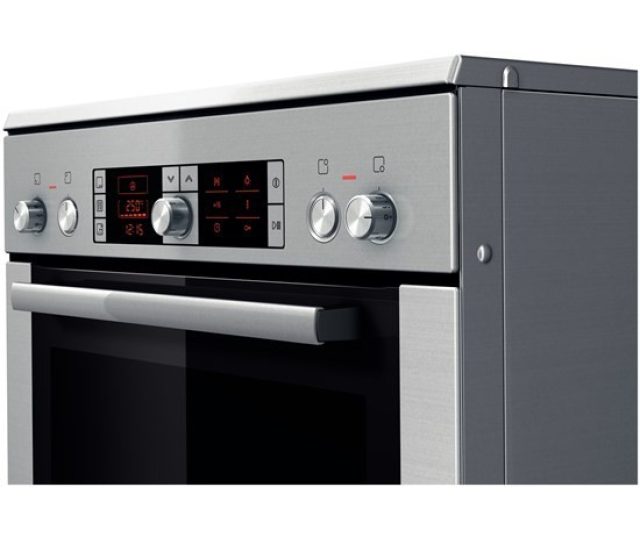 De Bosch HCE754853 fornuis RVS is voorzien van een digitaal bedieningspaneel