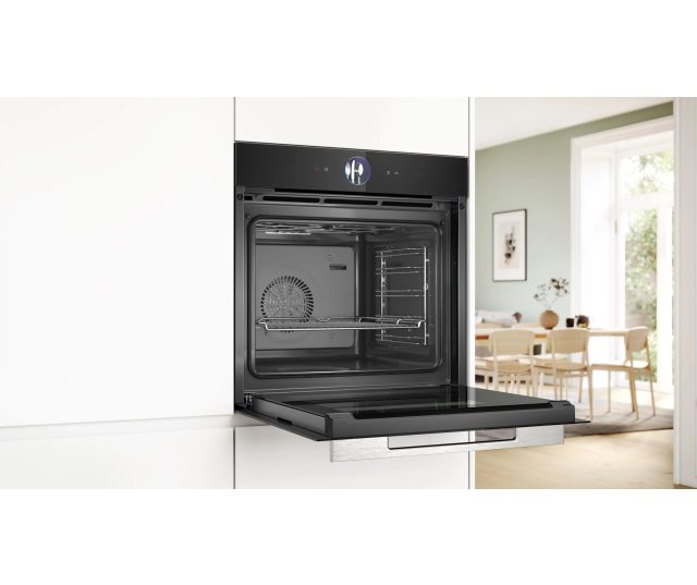 Bosch HSG7361B1 combi-stoomoven, voorkant met deur open, bedieningspaneel bovenaan zichtbaar