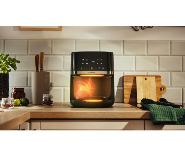 Bosch MAFS2462B airfryer in gebruik op aanrecht met verhitte verwarmingselementen zichtbaar