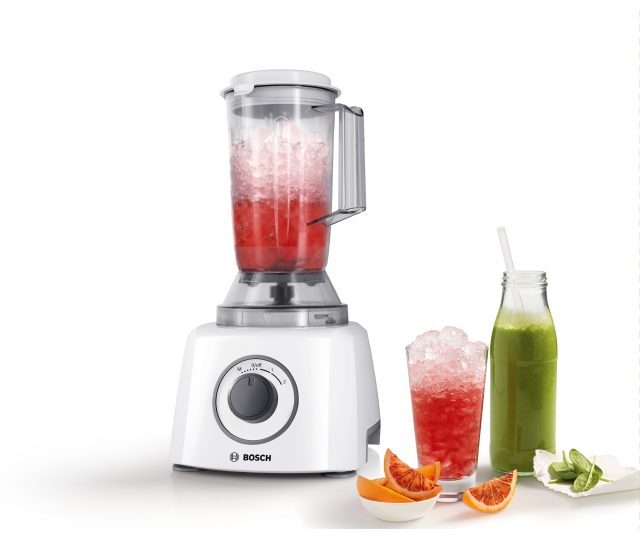 Bosch MCM3200W keukenmachine met blenderkan tijdens het mengen van rode vruchtensap