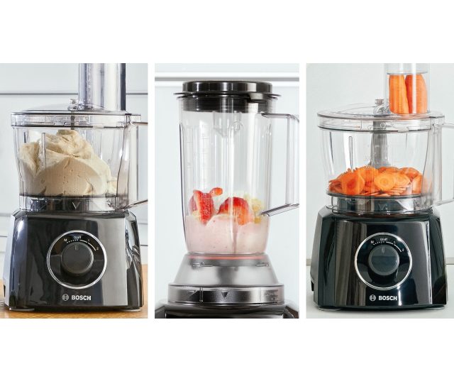 Bosch MCM3201B keukenrobot met aardbei-ingrediënten in blenderkan middenpositie