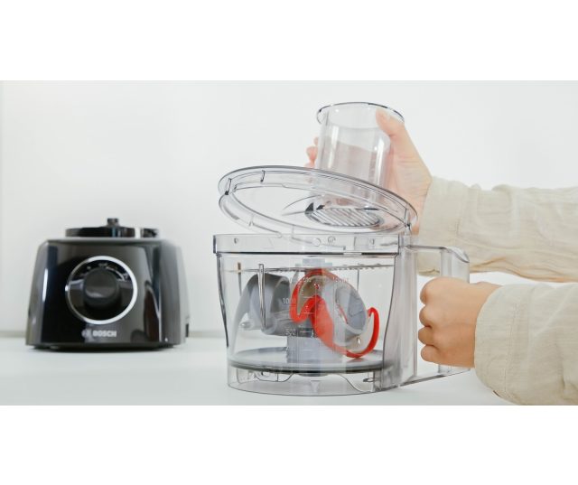 Bosch MCM3201B voet en antislipvoet detail onderkant op houten tafel