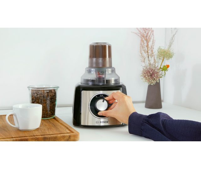 Bosch MCM3PM386 keukenmachine met mengkom voor smoothie bereiden en bedieningsregelaar in gebruik