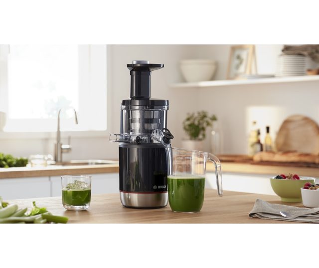 Bosch MESM731M slow juicer in keuken op aanrecht in bedrijf met vers sap