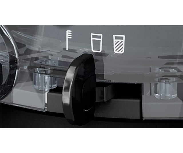Sapuitloop van Bosch MESM731M slow juicer in bedrijf met groene sap in glas