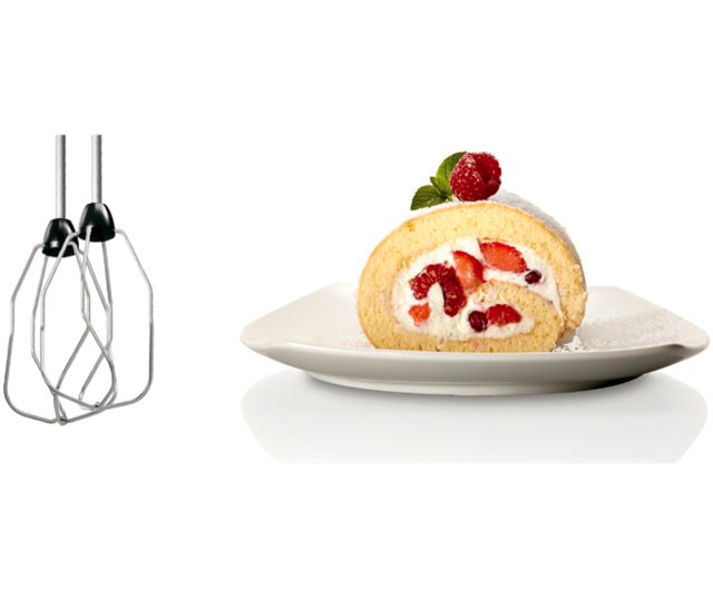 Bosch MFQ2420B handmixer twee mengkloppen en sponge cake met fruit op bord