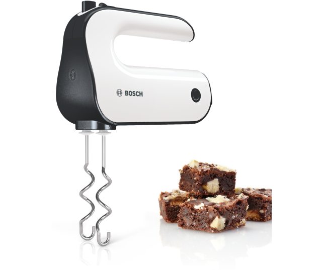 Bosch MFQ4020 handmixer zijkant met twee spiraalvormige doughwraakaccessoires naast chocoladebrownies