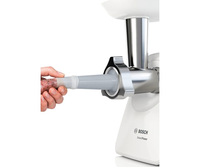 Hand plaatst vulkanische worst in Bosch MFW2520W vulkuisvulling uitvoer