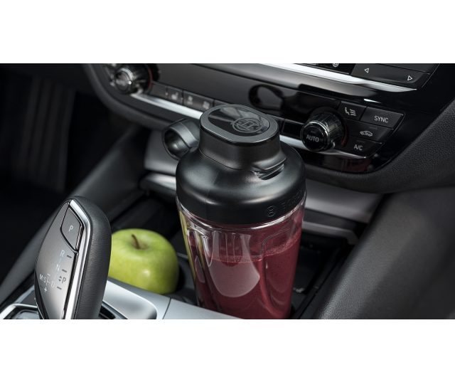 Bosch MMB2111S to-go beker met paarse vruchtensap in automobielsituatie op bekerhouder