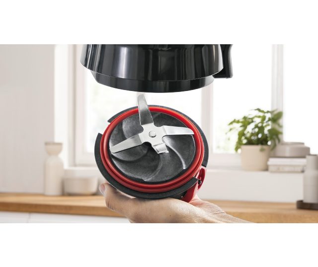 Bosch MMB6172S kanbodem met rood afdichtingsring en zilver-zwarte blendes detail
