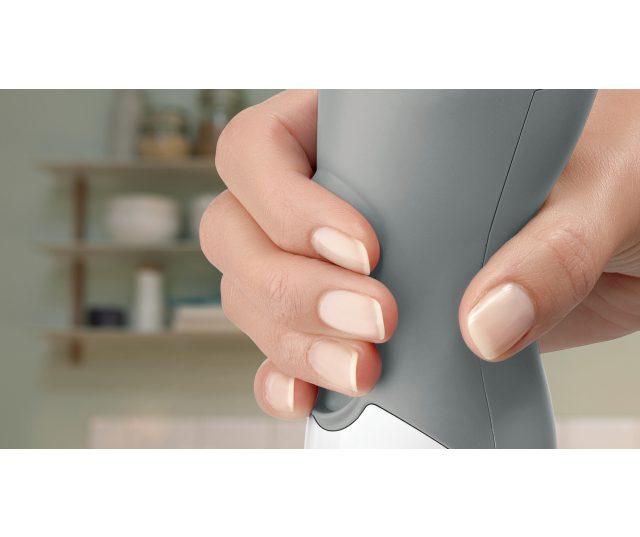 Close-up van hand die Bosch staafmixer vasthoudt met ergonomisch design