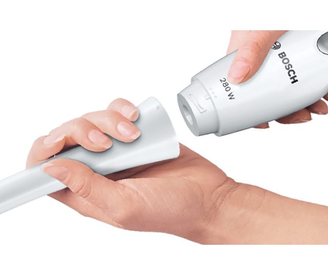 Bedieningsknop Bosch staafmixer in hand met vermogensaanduiding zichtbaar