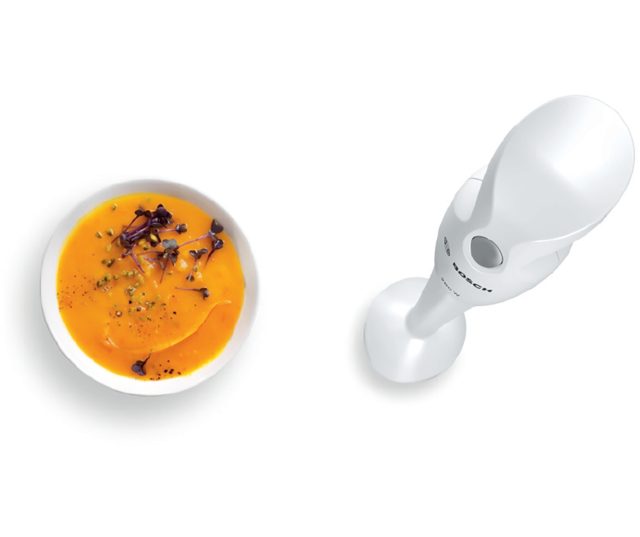 Bosch MSM6B100 staafmixer met mengvoet in geel soepschotel met ui-strips mix demonstratie
