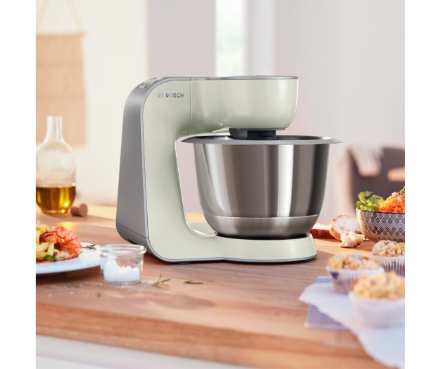Bosch MUM58L00 in keukenomgeving op houten tafel met voedselingrediënten