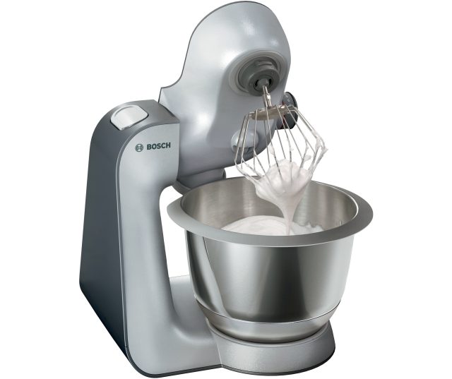 Bosch MUM59S81DE met garde in werking, deeg wordende gemengd in metalen mengkom
