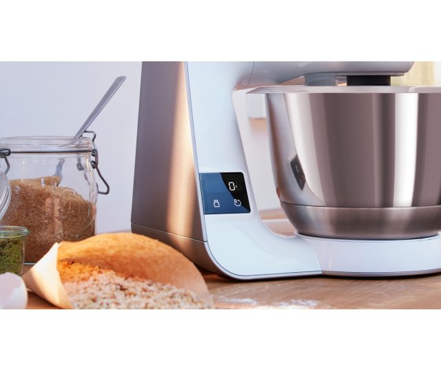 Bosch MUM5XW10 keukenmachine vooraanzicht met touchscreen bedieningspaneel en mengkom in keuken