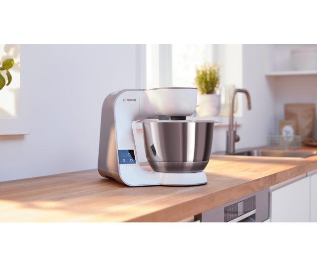 Bosch MUM5XW10 keukenmachine in keuken op aanrecht met gesloten mengkom