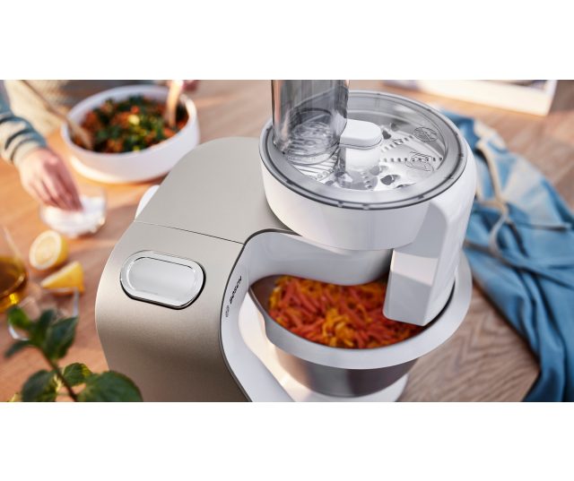 Bosch MUM5XW10 keukenmachine met geopende mengkom en mengwerktuig, ingrediënten zichtbaar