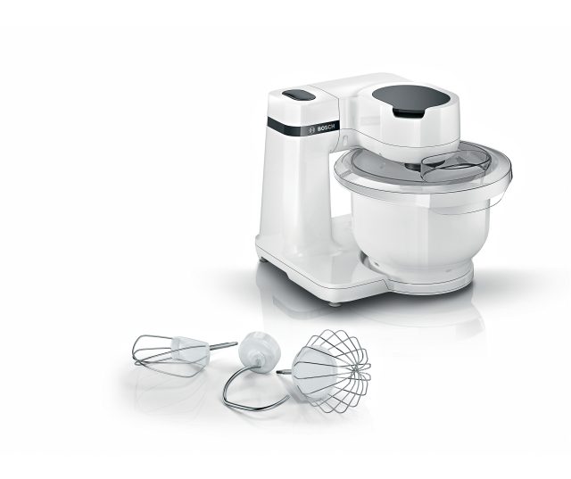 Bosch MUMS2AW01 keukenmachine vooraanzicht met meegeleverde accessoires (klopper, ballonspatel, garde) op witte achtergrond