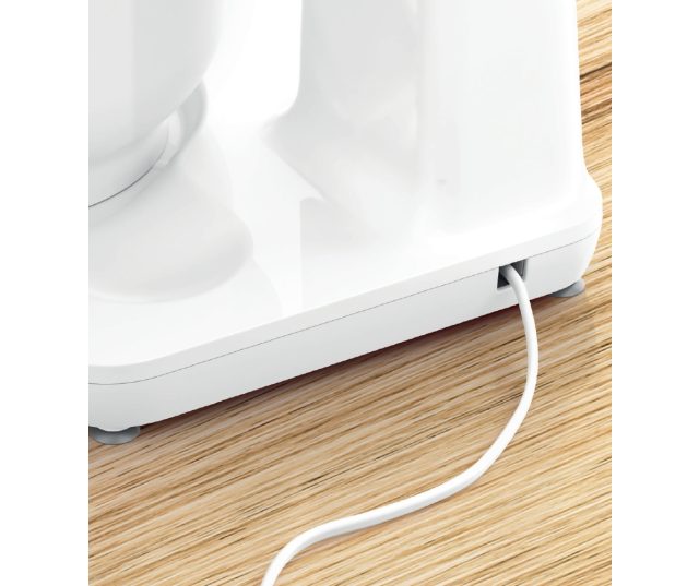 Bosch MUMS2AW01 keukenmachine voetgedeelte en stroomkabel op houten vloer, onderkant detail