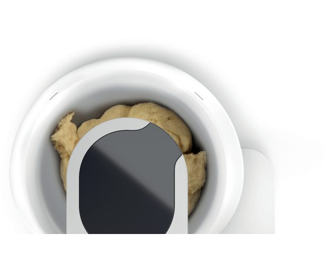 Bosch MUMS2AW01 keukenmachine werkschaal met ingrediënt deegmengsel en kneedhamer zichtbaar