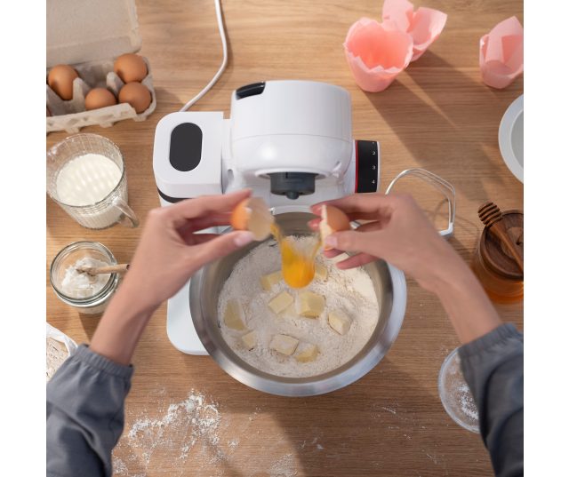 Bosch MUMS2EW00 keukenmachine bovenaanzicht met speedtronic snelheidsknop en mengkom met ingrediënten