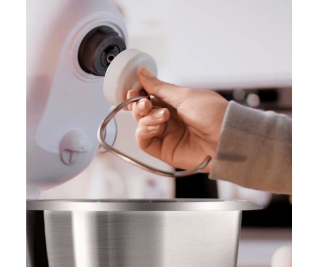 Bosch MUMS2EW00 keukenmachine detail van stroomkabel en aansluiting aan achterzijde