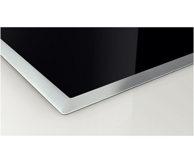 De Bosch PIA645B68E inductie kookplaat is voorzien van HighSpeed keramisch glas