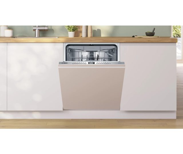 Bosch SBV4HCX07E ingebouwd in witte keuken onder houten werkblad, deur gesloten