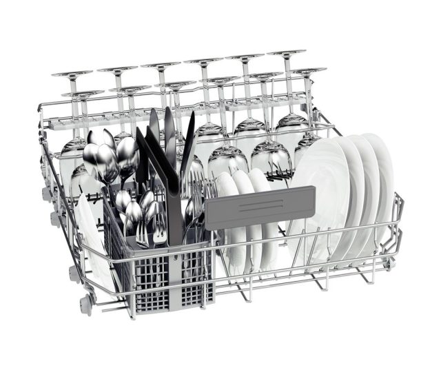 De onderkorf van de Bosch SMI86N05EU inbouw vaatwasser met bestekkorf