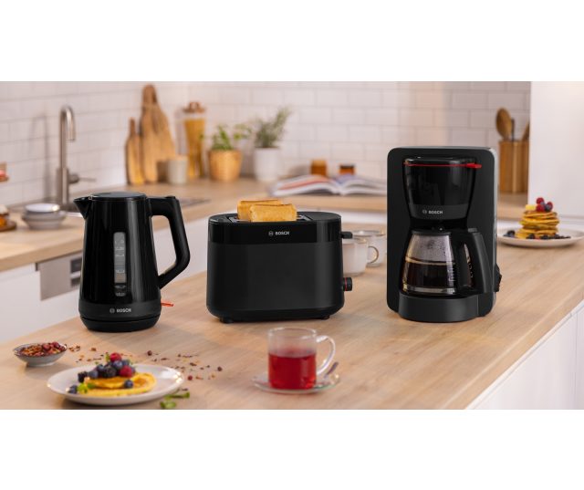 Bosch TWK1M123 waterkoker zijkant met waterpeilschaal en detail van maximaal-aanduiding
