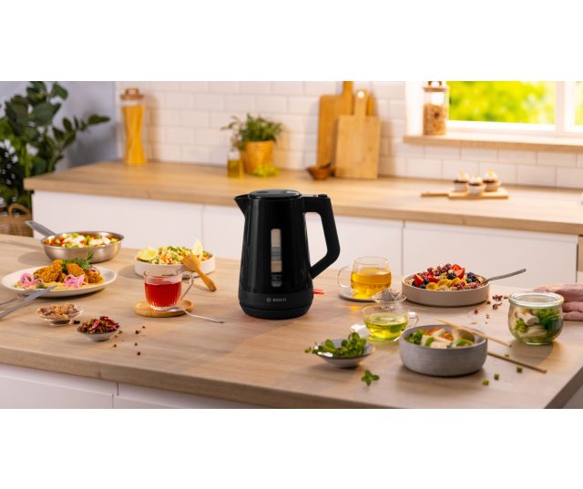 Bosch TWK1M123 waterkoker in keuken omgeven door voedsel en dranken