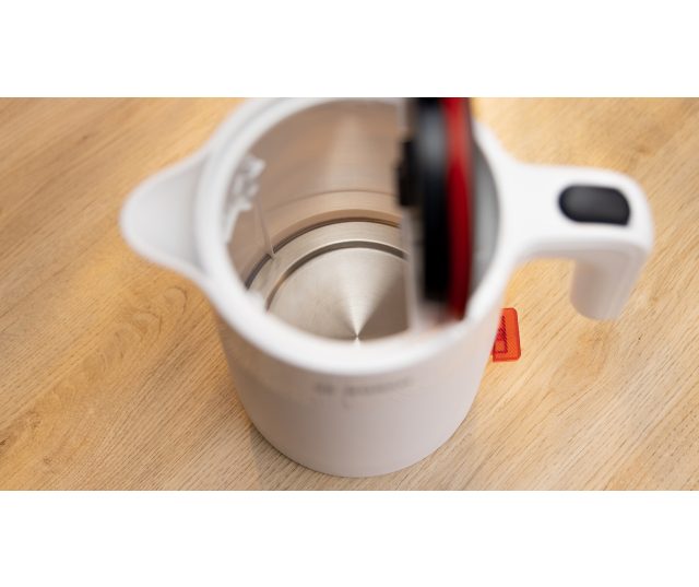 Bosch TWK2M161 waterkoker geopend met zichtbaar verwarmingselement en rood deksel