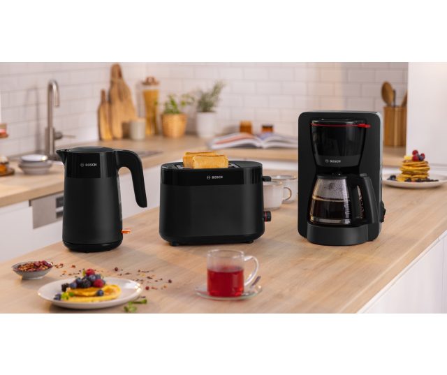 Bosch TWK2M163 waterkoker detail zijkant met literschaal en rode schakelaar onderaan