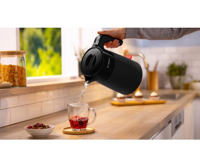 Bosch TWK2M163 waterkoker wordt gebruikt, water giet uit tuit in glas